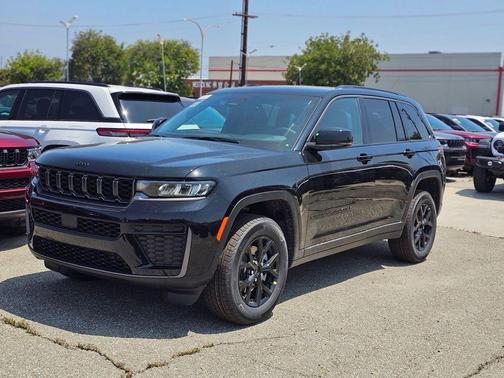 Diamond Black Crystal Pearlcoat 2026 Jeep Grand Cherokee Altitude