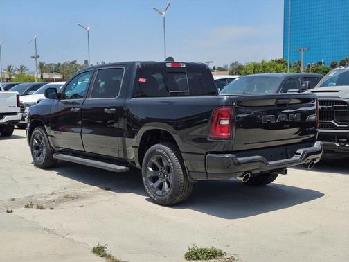 Diamond Black Crystal Pearlcoat 2026 RAM 1500 Express