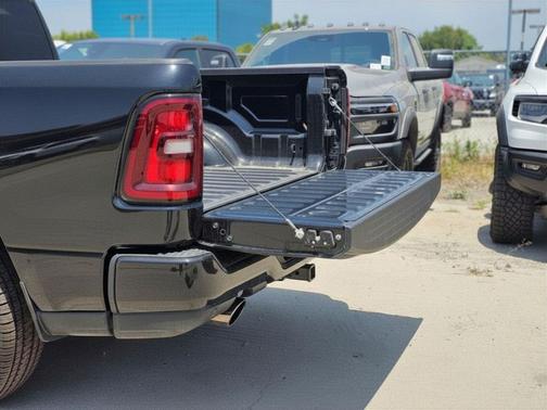 Diamond Black Crystal Pearlcoat 2026 RAM 1500 Express