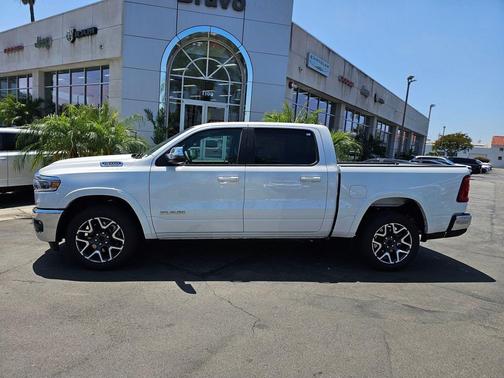 Ivory White Tri-Coat Pearlcoat 2026 RAM 1500 Laramie