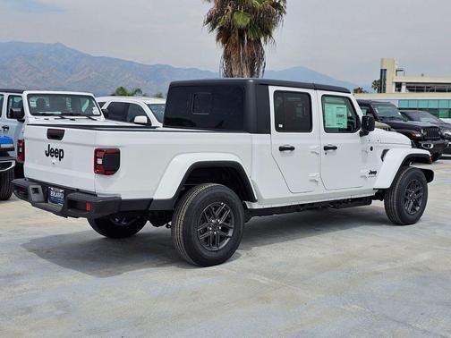 Bright White Clearcoat 2026 Jeep Gladiator Sport S