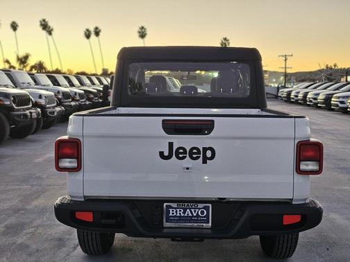 2026 Jeep Gladiator Sport
