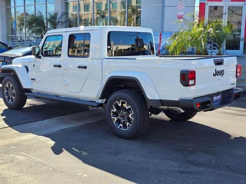 2026 Jeep Gladiator Sahara 4x4
