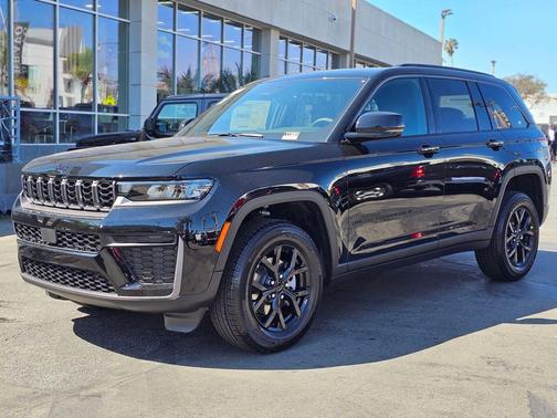 Diamond Black Crystal Pearlcoat 2026 Jeep Grand Cherokee Altitude