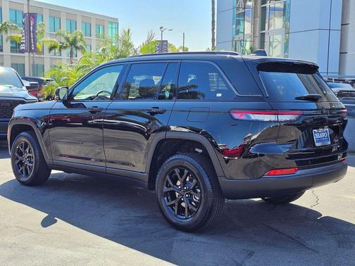 Diamond Black Crystal Pearlcoat 2026 Jeep Grand Cherokee Altitude