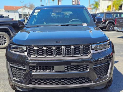 Diamond Black Crystal Pearlcoat 2026 Jeep Grand Cherokee Altitude