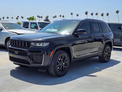 Diamond Black Crystal Pearlcoat 2026 Jeep Grand Cherokee Altitude