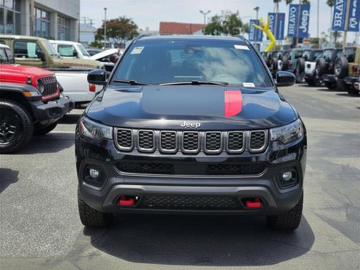 Diamond Black Crystal Pearlcoat 2026 Jeep Compass Trailhawk