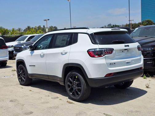 Bright White Clearcoat 2026 Jeep Compass Latitude