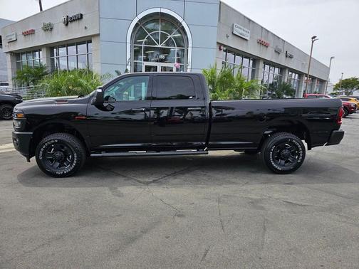 Diamond Black Crystal Pearlcoat 2026 RAM 2500 Tradesman Crew Cab 4x4 8' Box