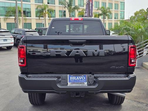 Diamond Black Crystal Pearlcoat 2026 RAM 2500 Tradesman Crew Cab 4x4 8' Box