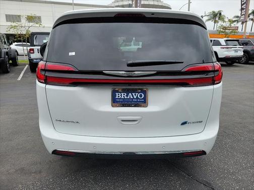 2025 Chrysler Pacifica Hybrid Select