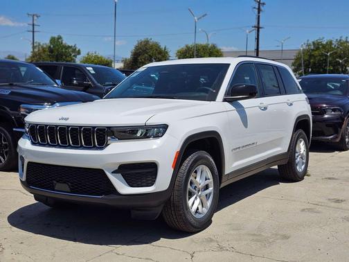 Bright White Clearcoat 2026 Jeep Grand Cherokee Laredo