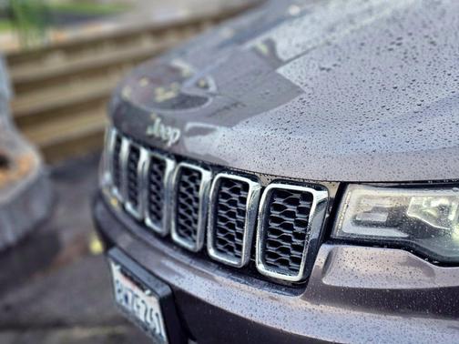 Granite Crystal Metallic Clearcoat 2019 Jeep Grand Cherokee Laredo