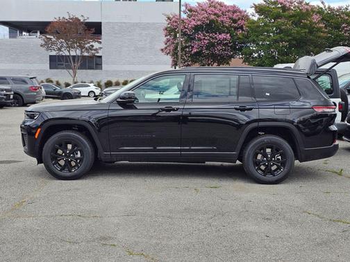 Diamond Black Crystal Pearlcoat 2026 Jeep Grand Cherokee L Altitude