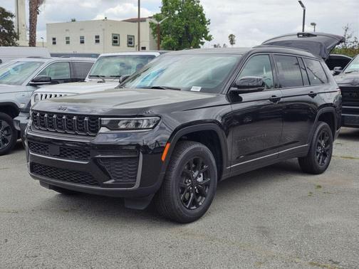 Diamond Black Crystal Pearlcoat 2026 Jeep Grand Cherokee L Altitude