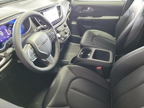 2025 Chrysler Voyager LX