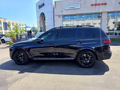 Black Sapphire Metallic 2024 BMW X7 xDrive40i