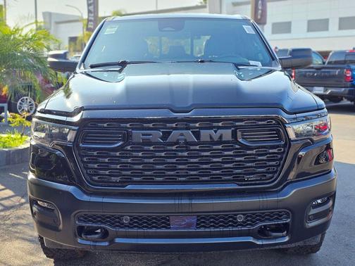 Diamond Black Crystal Pearlcoat 2026 RAM 1500 Warlock Crew Cab 4x4 5'7' Box