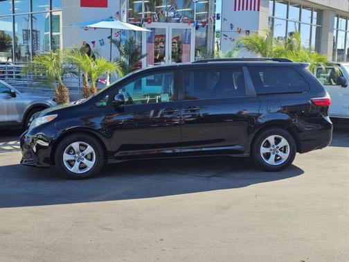Midnight Black Metallic 2018 Toyota Sienna LE