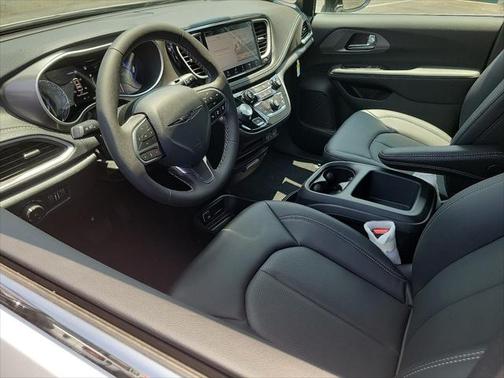 2025 Chrysler Pacifica L