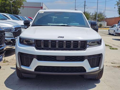 Bright White Clearcoat 2026 Jeep Grand Cherokee Altitude
