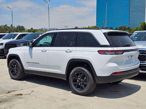 Bright White Clearcoat 2026 Jeep Grand Cherokee Altitude