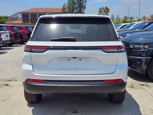 Bright White Clearcoat 2026 Jeep Grand Cherokee Altitude