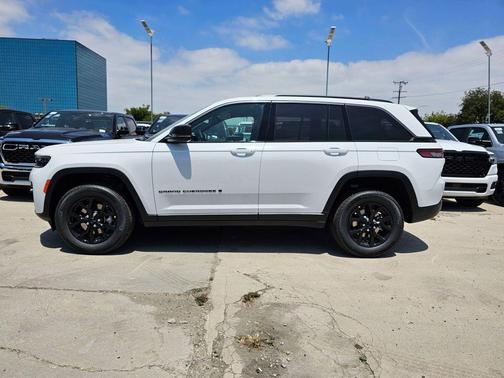 Bright White Clearcoat 2026 Jeep Grand Cherokee Altitude
