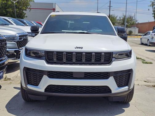 Bright White Clearcoat 2026 Jeep Grand Cherokee Altitude