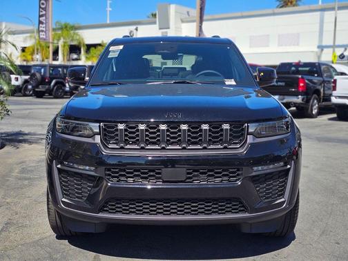 Diamond Black Crystal Pearlcoat 2026 Jeep Grand Cherokee Limited