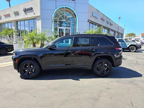 Diamond Black Crystal Pearlcoat 2026 Jeep Grand Cherokee Limited