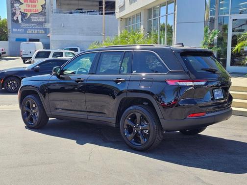 Diamond Black Crystal Pearlcoat 2026 Jeep Grand Cherokee Limited