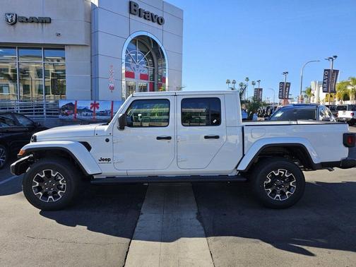 2026 Jeep Gladiator Sahara 4x4