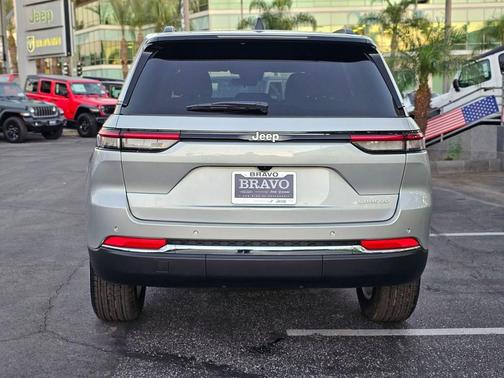 Silver Zynith 2026 Jeep Grand Cherokee Laredo