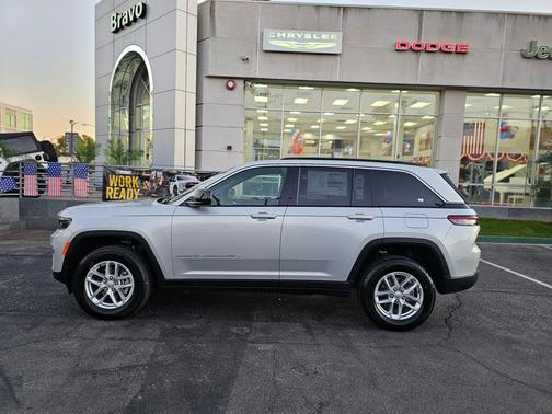 Silver Zynith 2026 Jeep Grand Cherokee Laredo