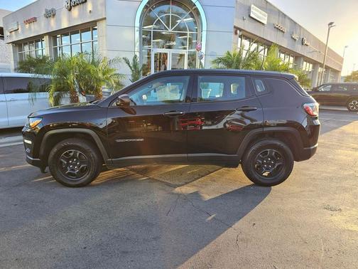 Diamond Black Crystal Pearlcoat 2018 Jeep Compass Sport