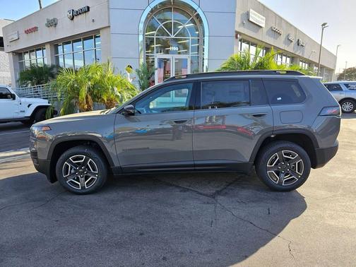 Sting-Gray Clearcoat 2026 Jeep Cherokee Laredo 4x4