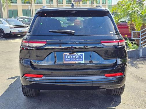 Diamond Black Crystal Pearlcoat 2026 Jeep Grand Cherokee Limited