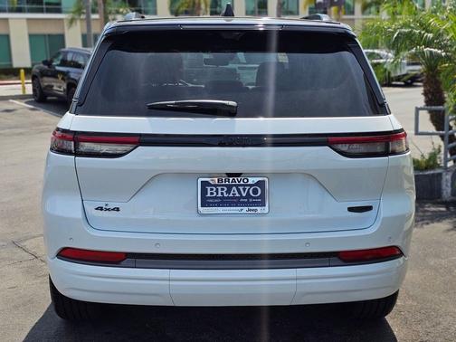 bright white clearcoat 2026 Jeep Grand Cherokee Summit