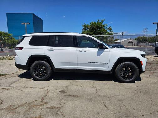 Bright White Clearcoat 2026 Jeep Grand Cherokee L Altitude