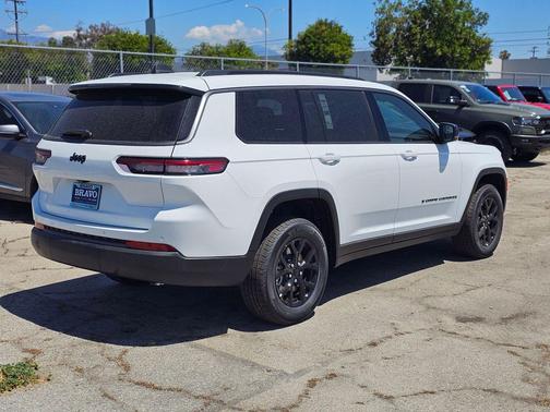 Bright White Clearcoat 2026 Jeep Grand Cherokee L Altitude