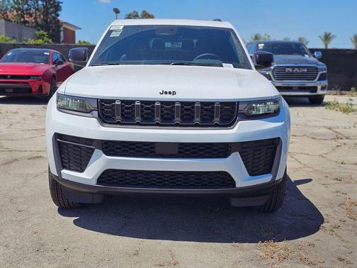 Bright White Clearcoat 2026 Jeep Grand Cherokee L Altitude