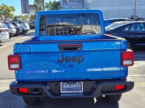 2026 Jeep Gladiator Sahara 4x4