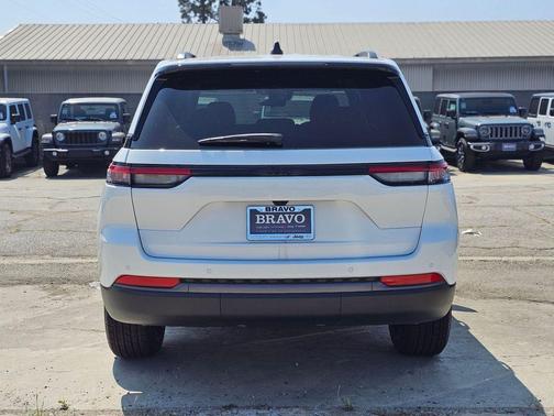 Bright White Clearcoat 2026 Jeep Grand Cherokee Altitude
