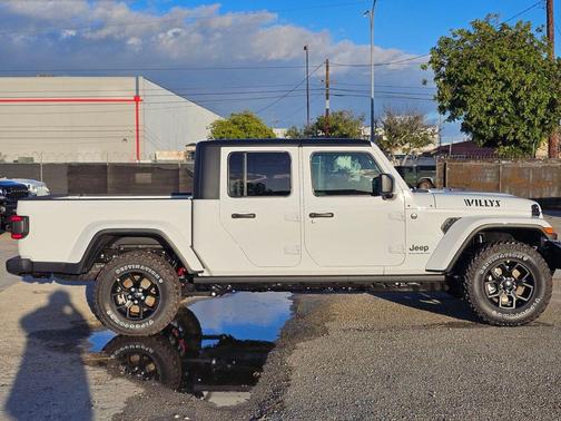 2026 Jeep Gladiator Willys 4x4