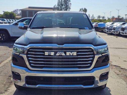 Diamond Black Crystal Pearlcoat 2026 RAM 1500 Laramie