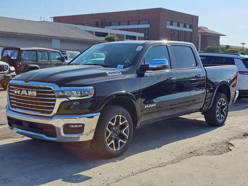 Diamond Black Crystal Pearlcoat 2026 RAM 1500 Laramie