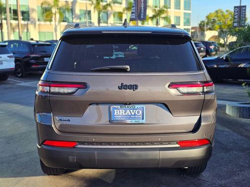 Baltic Gray Metallic Clearcoat 2026 Jeep Grand Cherokee L Altitude