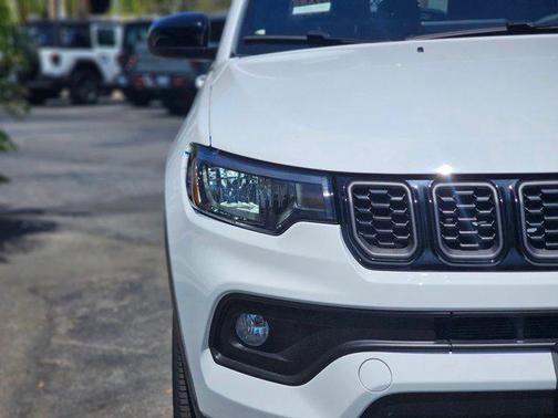 Bright White Clearcoat 2026 Jeep Compass Latitude